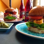 Cheddar sajttal töltött hamburger